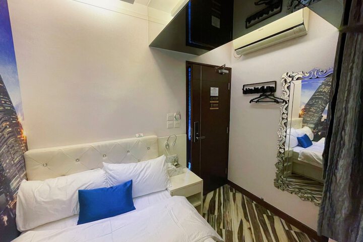 Room 5 of 50