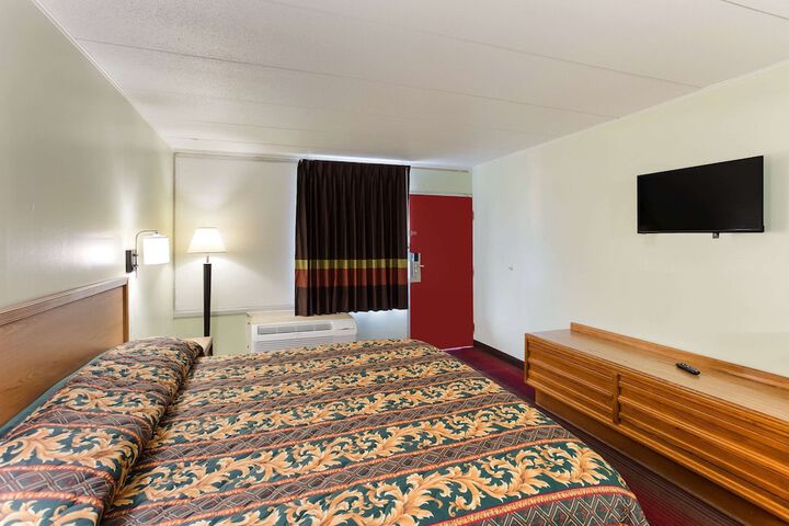 1 King Bed (2 of 13)