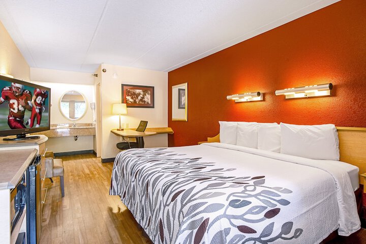 1 King Bed (1 of 15)