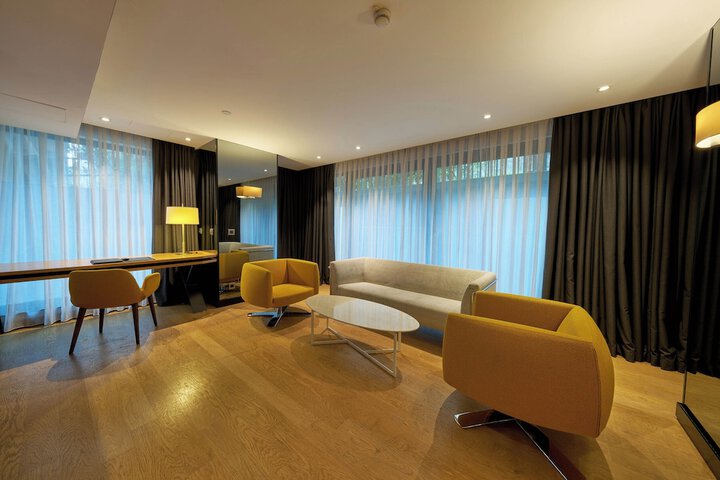 Room 106 of 203