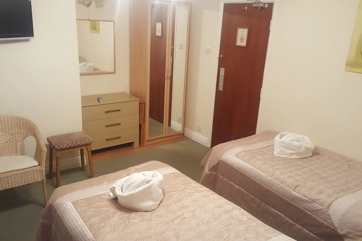 Room 4 of 7