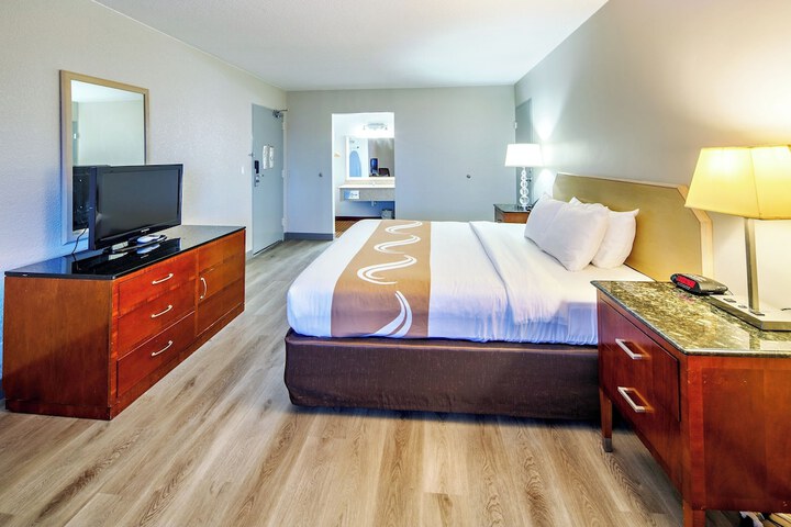 1 King Bed (9 of 11)