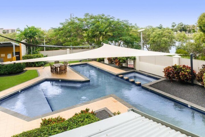Pool 6 of 9