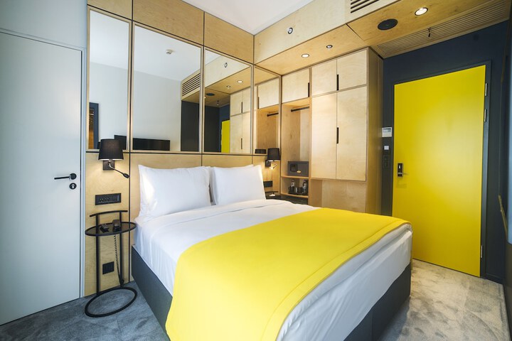 Room 6 of 30