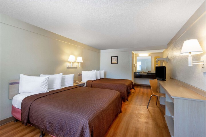 2 Queen Beds (11 of 12)
