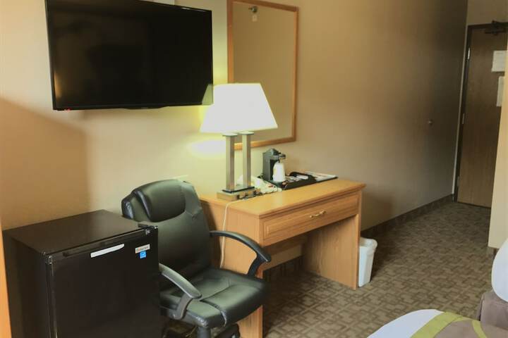 1 Queen Bed Deluxe Room (3 of 7)