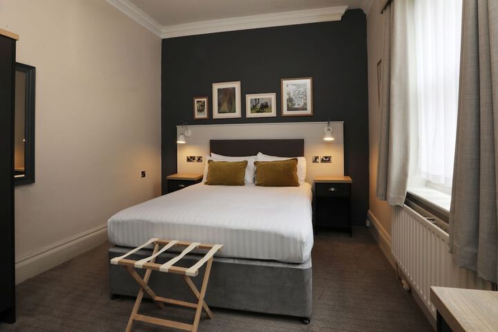 Room 28 of 102