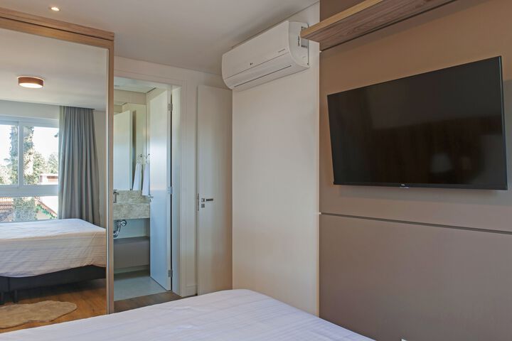 Room 6 of 76