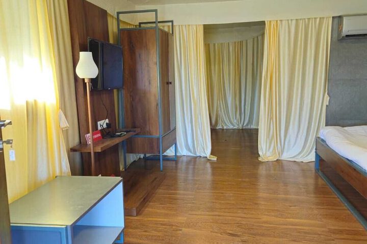 Room 8 of 33