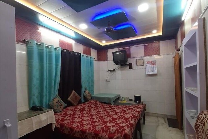 Room 5 of 12