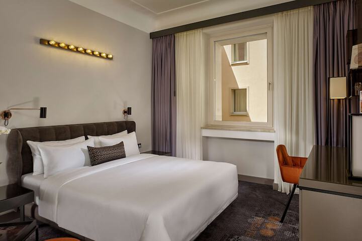 Room 28 of 79