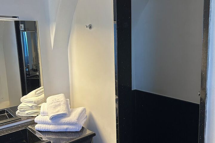 Room 169 of 228