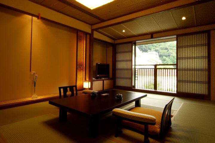 Room 8 of 165