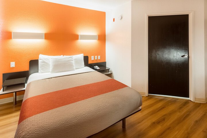 1 King Bed (6 of 7)