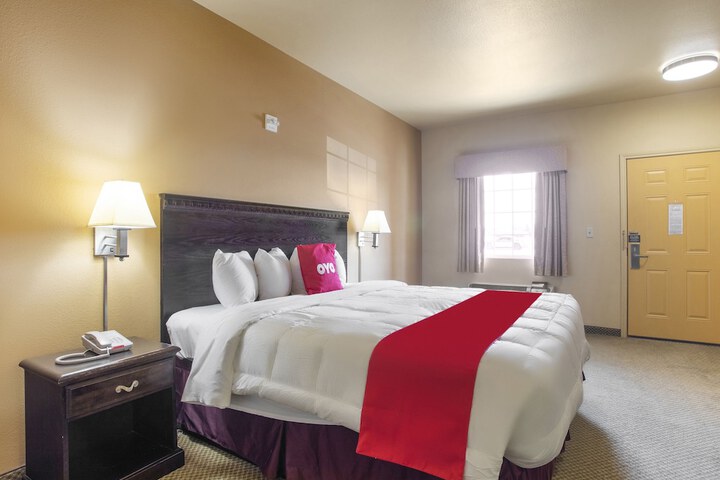 1 King Bed (6 of 10)