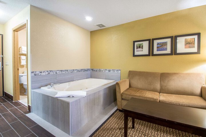 1 King Bed Suite (7 of 37)