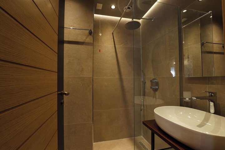 Room 33 of 42