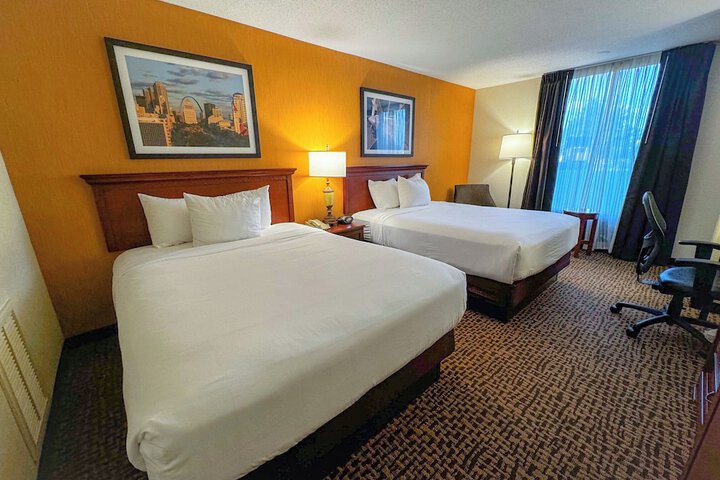 2 Queen Beds (6 of 13)