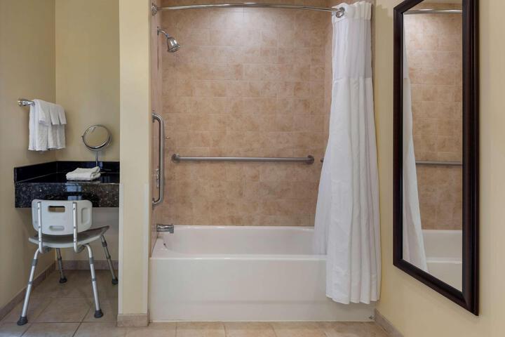 2 Queen Beds Microwave and Refrigerator WiFi Full Breakfast (5 of 10)