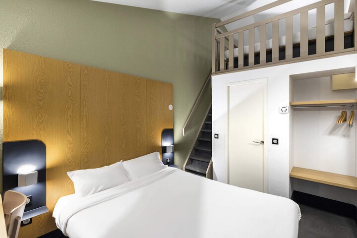 Room 10 of 32