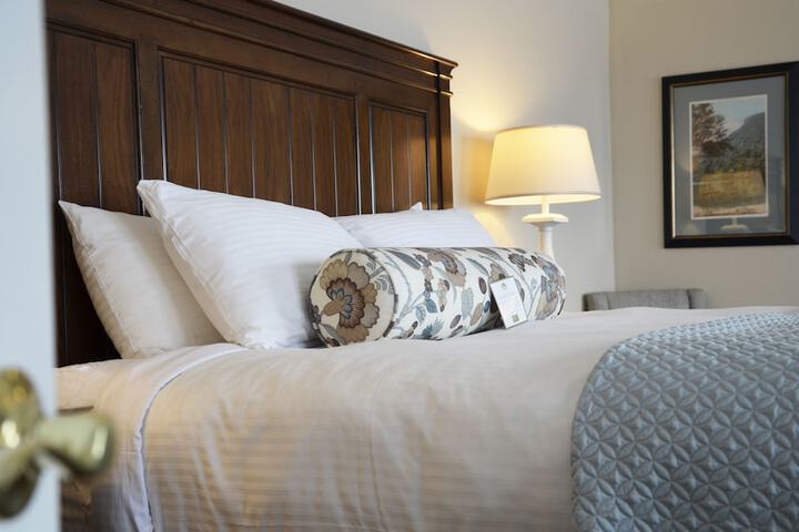 Grand King Bed with View (2 of 10)