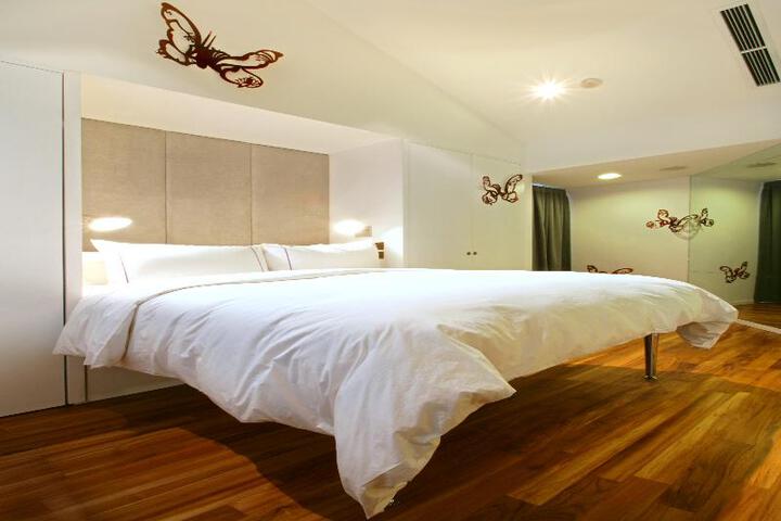 Room 8 of 8