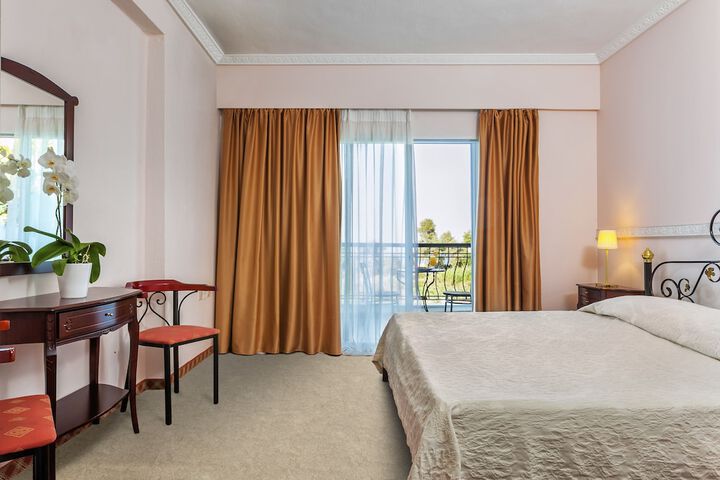Room 40 of 221