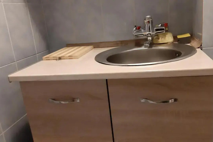 Room 6 of 10