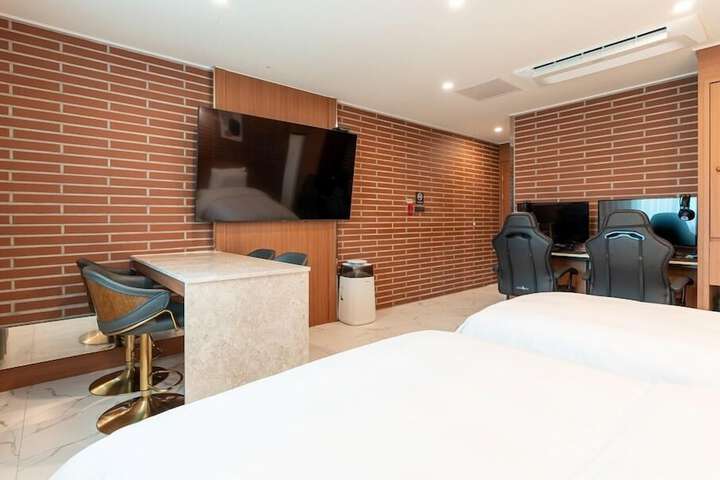 Room 25 of 76