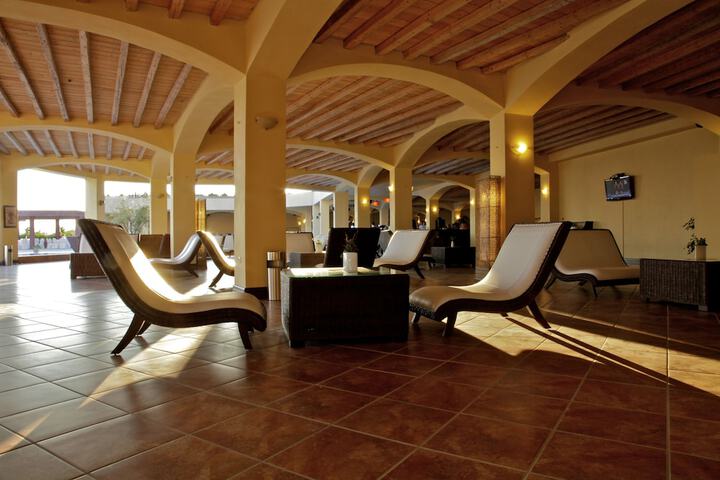 Lounge 63 of 66