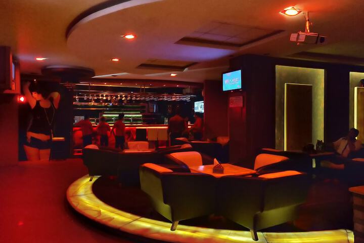 Lounge 40 of 68