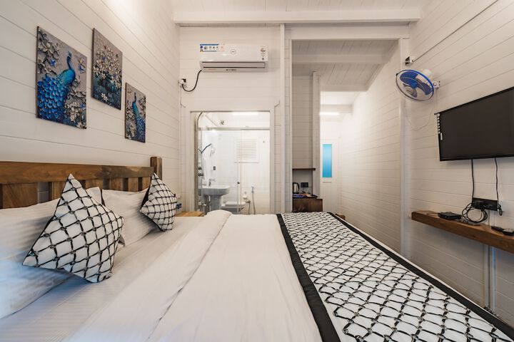 Room 8 of 19