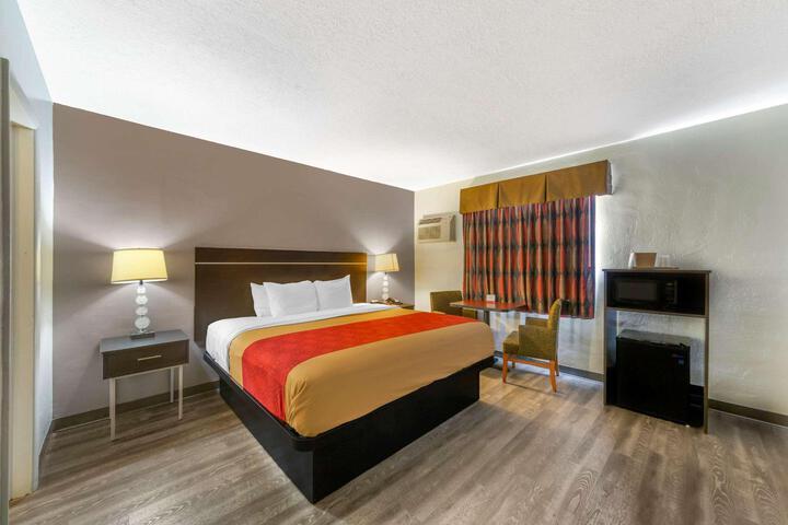 1 King Bed (2 of 24)