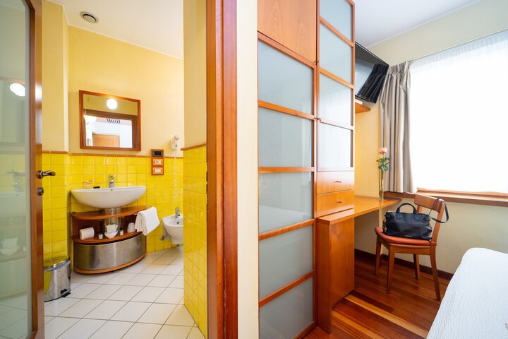 Room 21 of 83