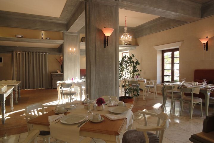 Dining 76 of 105