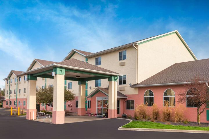 Exterior of Holiday Inn Express Galesburg (aka Baymont by Wyndham Galesburg)
