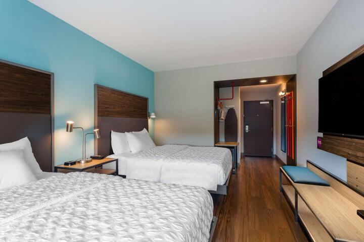2 Queen Beds (1 of 9)