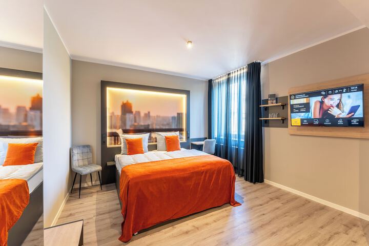 Room 10 of 38