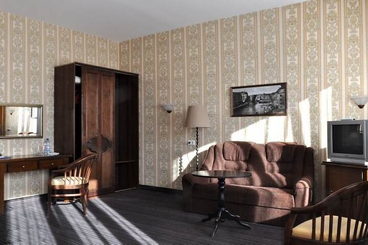 Room 33 of 62