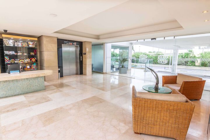 Entrance & Lobby