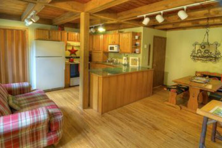 Apres Chalet - Two Bedroom Cabin with Hot Tub
