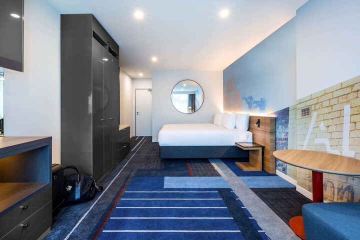 Room 76 of 158