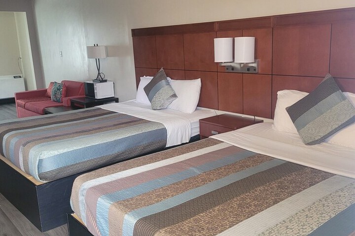 Family Room 2 Queen Beds (5 of 9)