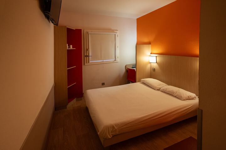 Room 12 of 32