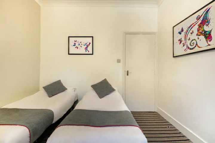 Room 11 of 32