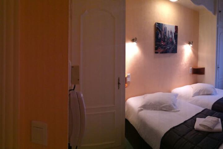 Room 5 of 62