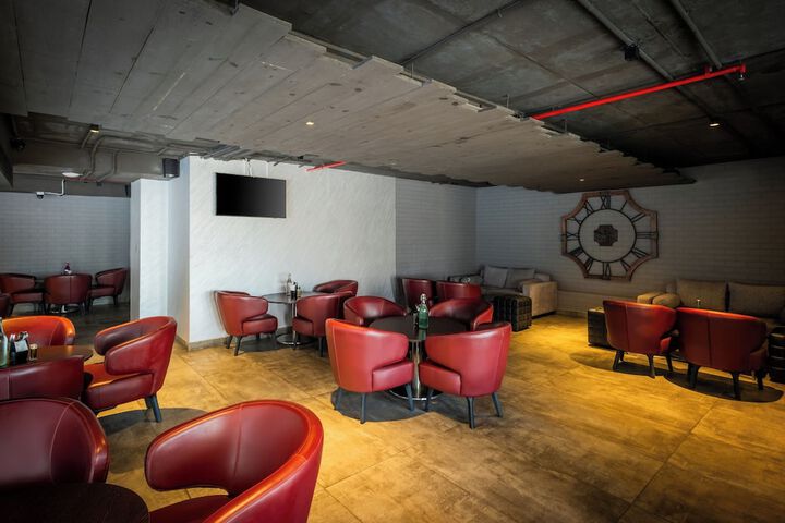 Lounge 32 of 37