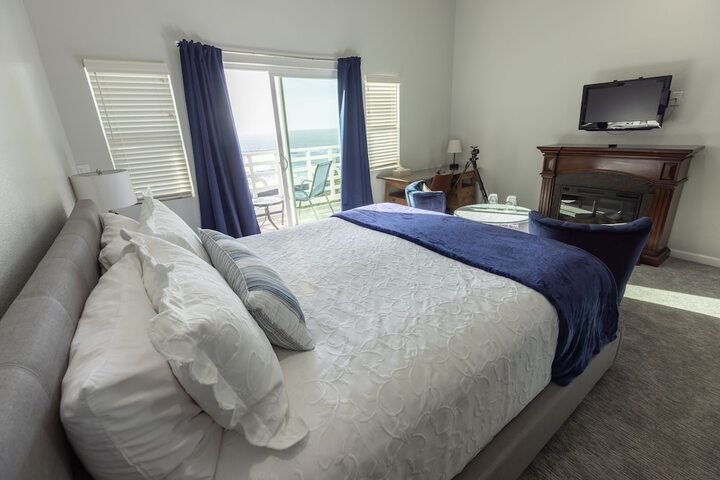 Romantic King Bed Partial Ocean View (2 of 23)