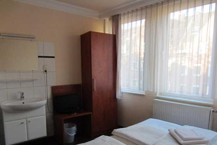 Room 11 of 38