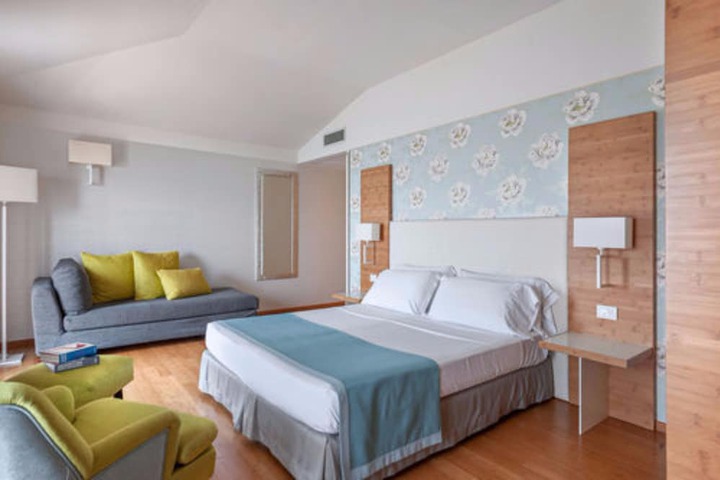 Room 15 of 83